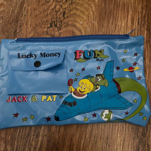 Children's pencil case used with zipper detached at one point