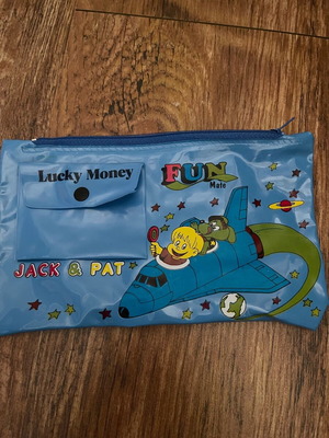 Children's pencil case used with zipper detached at one point