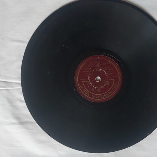 His Master's Voice record used, 'Mono konta sou' laiko