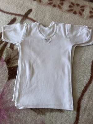 Girls' white t-shirts set like new, size 104 cm, pack of 4