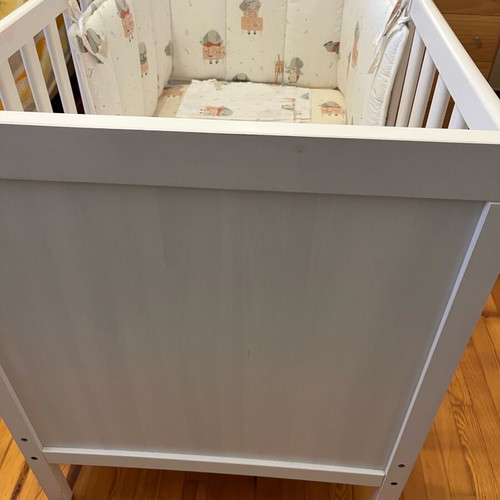 Baby cot like new with unused bedding set and cot bumper
