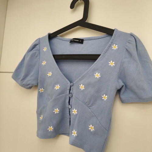 Pink Woman crop top S/M, blue with daisies