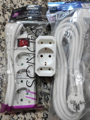 Power extension set with 3-socket power strip and 5m cable