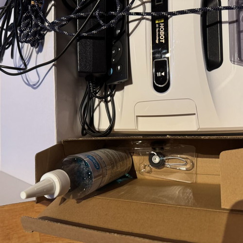 HOBOT 2S Window Cleaning Robot like new, Bluetooth, built-in UPS