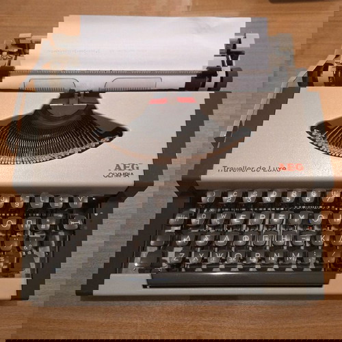 Γραφομηχανή Olympia-Aeg Traveller De Luxe μεταχειρισμένη, 80ς με βαλιτσάκι