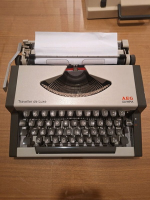 Γραφομηχανή Olympia-Aeg Traveller De Luxe μεταχειρισμένη, 80ς με βαλιτσάκι