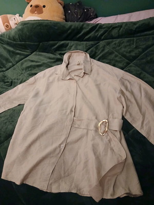 Дамска бежова риза като нова, размер large, Made in Italy