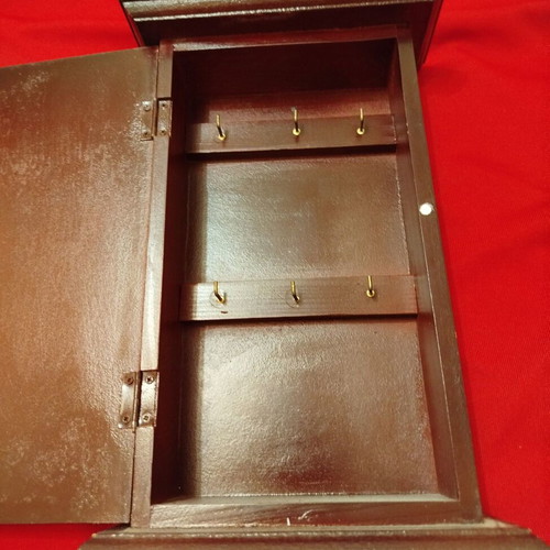 Key holder with six slots