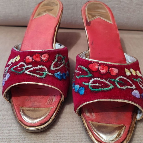 Vintage embroidered velvet pasoumakia like new, red size 36