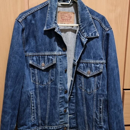 Levi's jean jacket like new, winter thick fabric