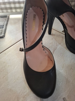Moustakis leather pumps size 39 like new, black, 11 cm heel