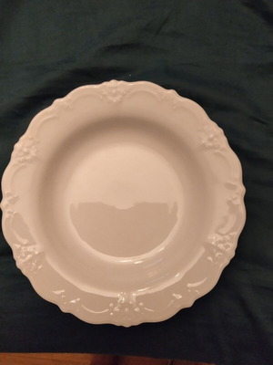 Hutschenreuther Baronesse Weiss Soup Plate 24cm like new, porcelain