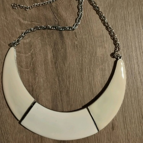Necklace like new, beige