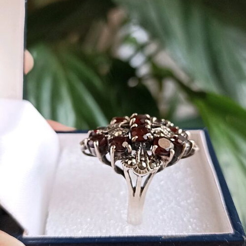 Silver 925 ring with 11 garnets and marcasites like new
