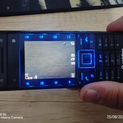 Sony Ericsson C902 mobile phone with charger and battery