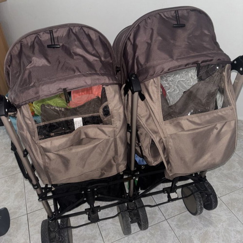 Twin stroller, lightweight and compact, with 2 footmuffs