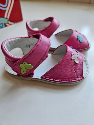 RiZitos baby sandals size 19 new, natural leather, pink with butterflies
