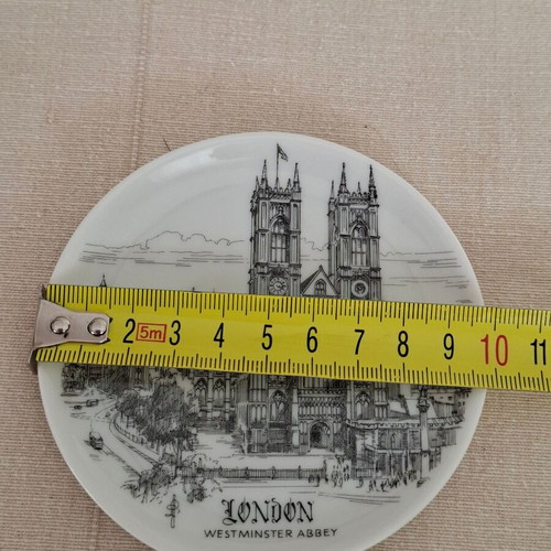 Set of 2 London Landmark Plates like new, 10cm diameter
