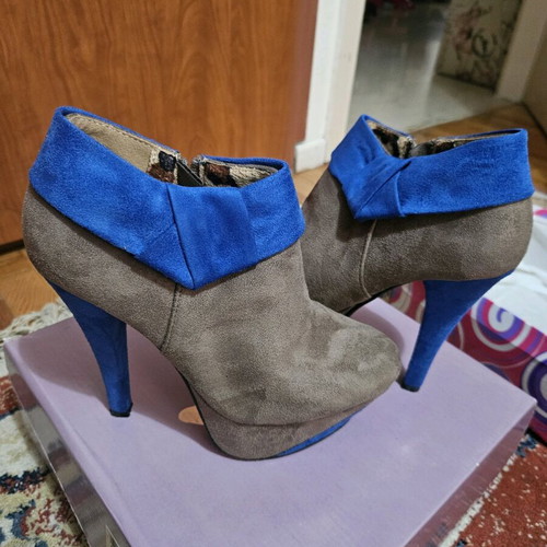 High suede ankle boots like new with platform beige and blue