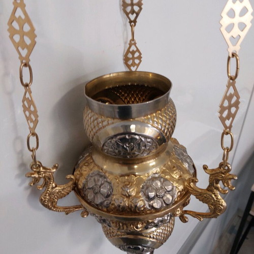 Bronze lamp used like new with beautiful designs and 70 cm chain