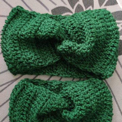 Handmade knitted mom-daughter set new with knitted scrunchies