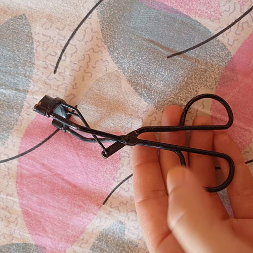 Eyelash Curler used