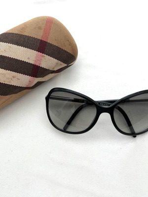 Burberry round sunglasses used in very good condition