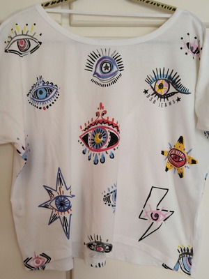 Bsb λευκό t-shirt με μάτια και χαμηλή πλάτη small oversized σαν καινούργιο