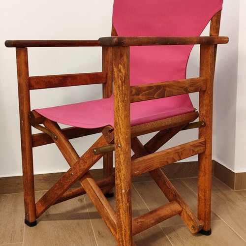 Wooden folding director's chair with fuchsia fabric