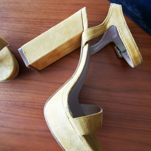 Suede yellow sandal new size 39