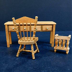 Μινιατούρες ξύλινες γραφείο - καρέκλα, στη συσκευασία τους.