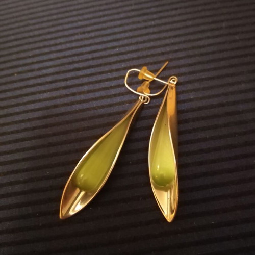 Silver earrings with green teardrop stone used