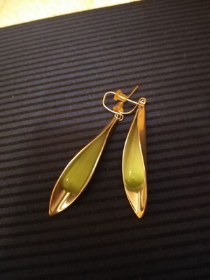 Silver earrings with green teardrop stone used
