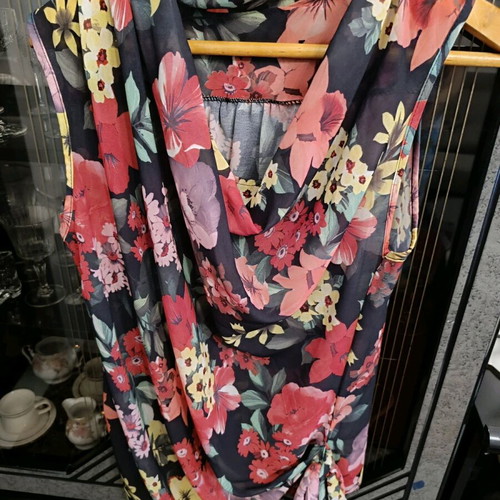 Floral loose evening blouse like new, size L, black and red