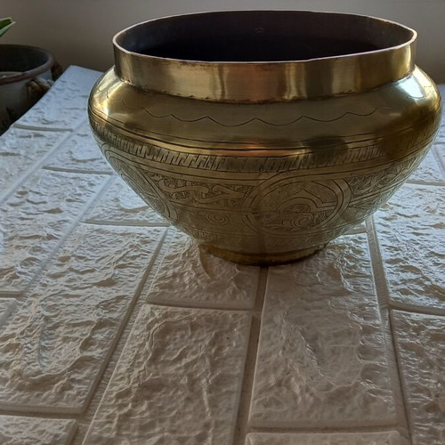 Brass planters set of 2 like new, large solid decorative pots