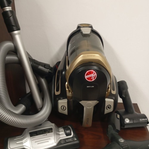 Hoover vacuum cleaner like new, bagless, good working condition