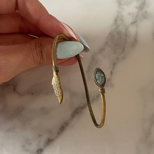 Handmade women's bracelet used with semi-precious stone