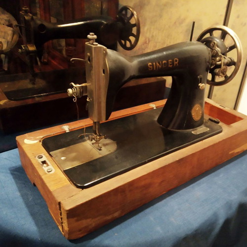 Antique Singer sewing machine 1911 used with wooden case