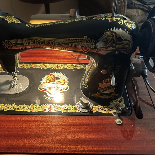 Mercedes sewing machine with cabinet like new, Singer system