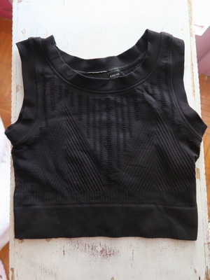 Ivy Park black sports top XS like new, perforated design