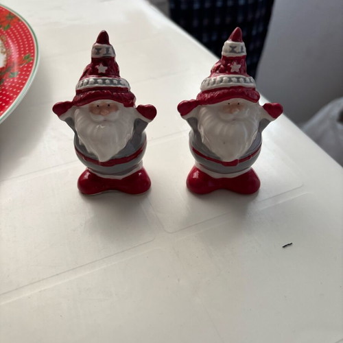 Salt and pepper shakers shaped like Santa Claus like new