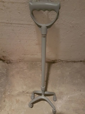 Μπαστούνι τετράποδο μεταχειρισμένο με κλειστή λαβή και ρυθμιζόμενο ύψος