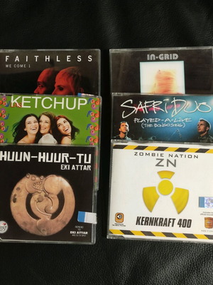 CD singles like new, pack of 6