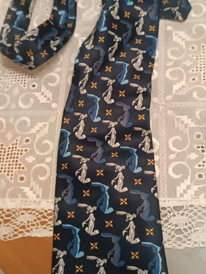 Bugs Bunny tie like new