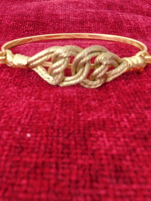 Gold-plated bracelet with metal knot like new