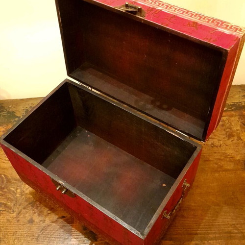 Retro Chinese red-bordeaux storage chest like new with feet