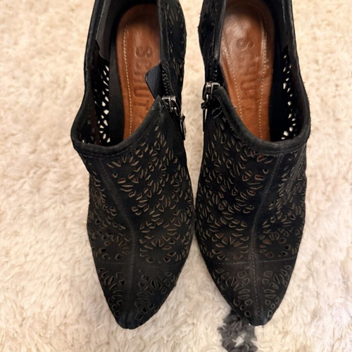 Schutz ankle boots with zipper and perforated leather, like new, size 36