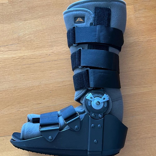 Orthopedic boot with goniometer like new, size L (43-46)