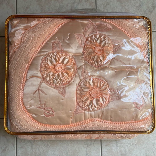 Satin figure bedspread set with pillowcases for double bed new, salmon color