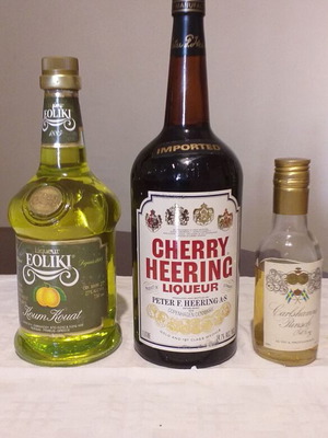 Παλιο κρασί σε 2 σφραγισμένα μπουκάλια Cherry Heering και Kumquat και 185 ml Carlhamns Punsch